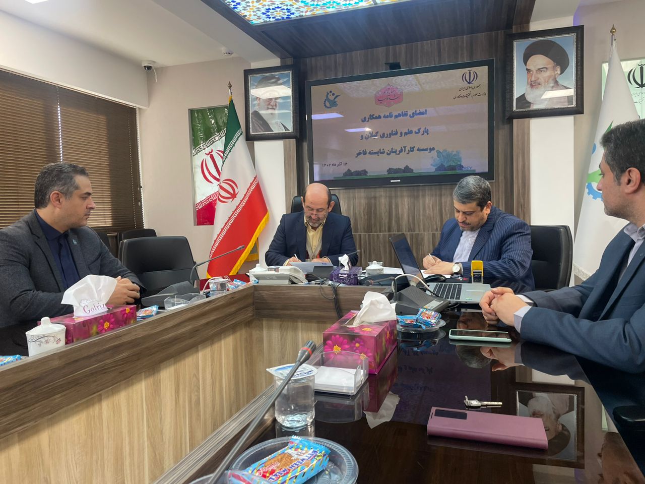 امضای تفاهم نامه همکاری بین پارک علم و فناوری گیلان با یک موسسه دانش بنیان در راستای برنامه های آموزش و توانمندسازی
