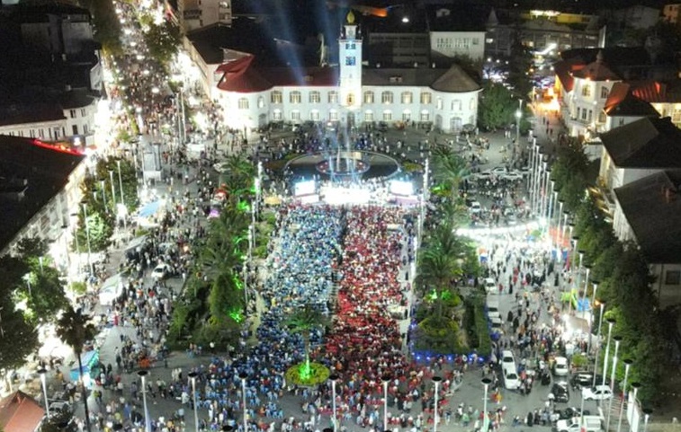 میهمانی یک کیلومتری به مناسبت عید غدیر خم در پیاده راه فرهنگی رشت میهمانی یک کیلومتری به مناسبت عید غدیر خم در پیاده راه فرهنگی رشت