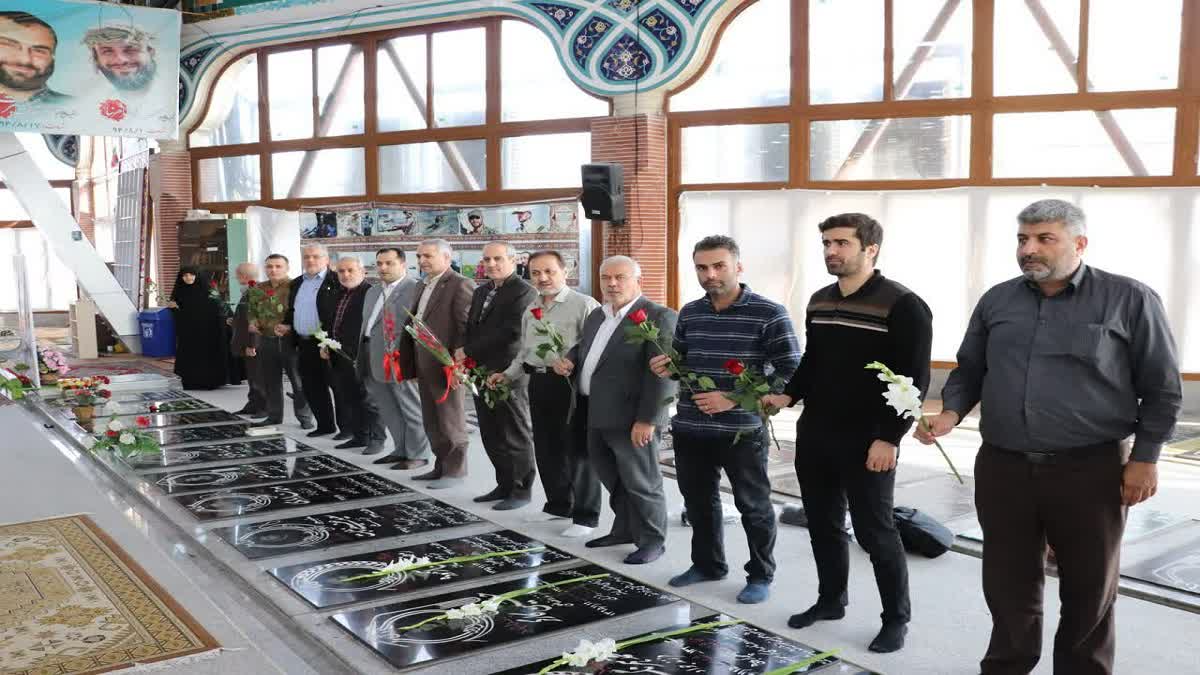 با حضور مدیر مخابرات منطقه گیلان غبارروبی گلزار شهدای رشت در هفته پدافند غیرعامل