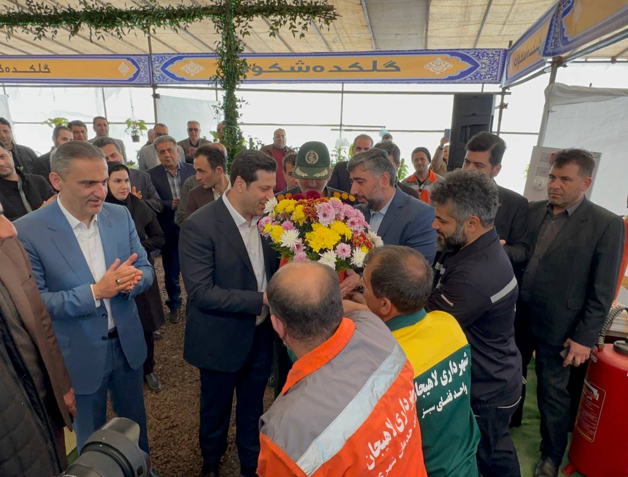 کارکنان شهرداری لاهیجان از زحمات رضا زنده دل، شهردار لاهیجان قدردانی کردند