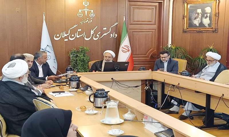 خانواده شهدا و ایثارگران مدال افتخاری برای جامعه هستند