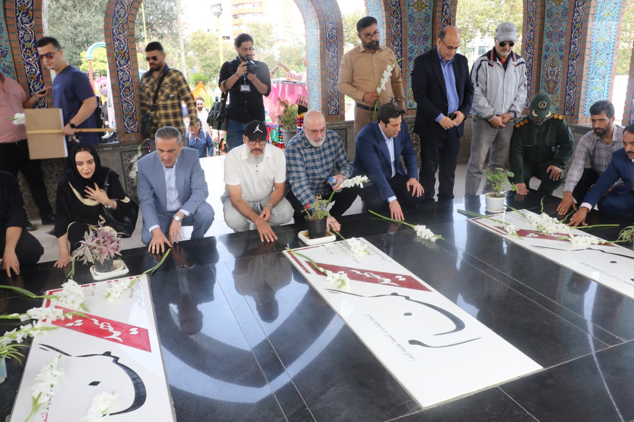 آغاز سیزدهین جشنواره تئاتر خیابانی شهروند لاهیجان با گلباران مزار شهدا و حرکت کاروان هنرمندان