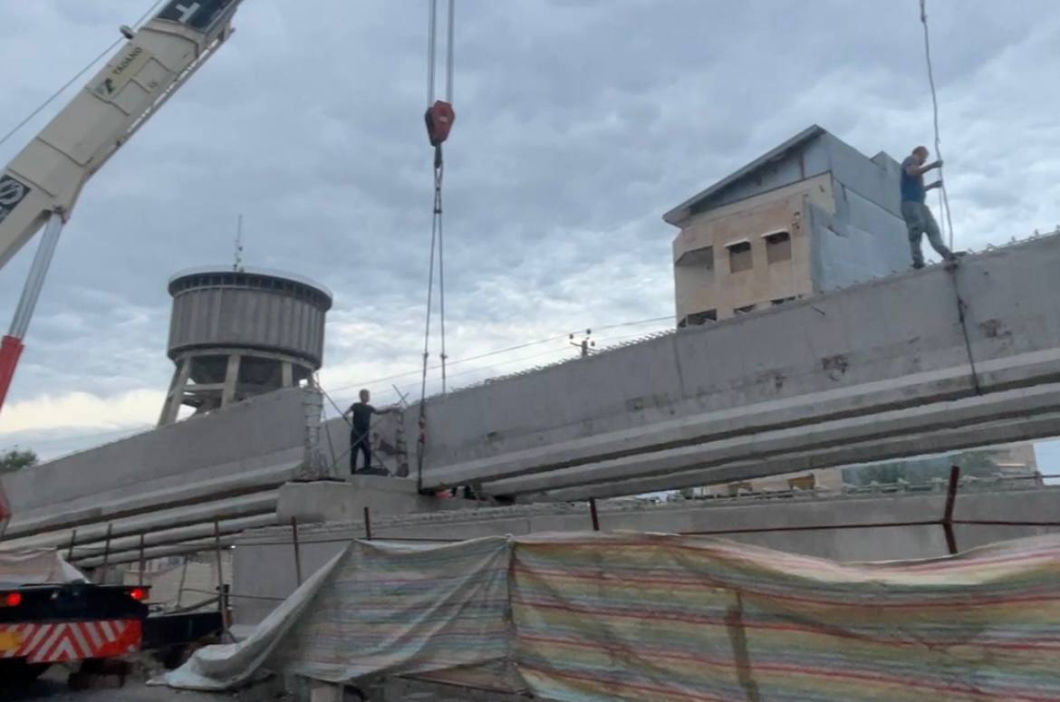 اجرای مرحله آخر تیرگذاری تقاطع غیرهمسطح حمیدیان رشت اجرای مرحله آخر تیرگذاری تقاطع غیرهمسطح حمیدیان رشت