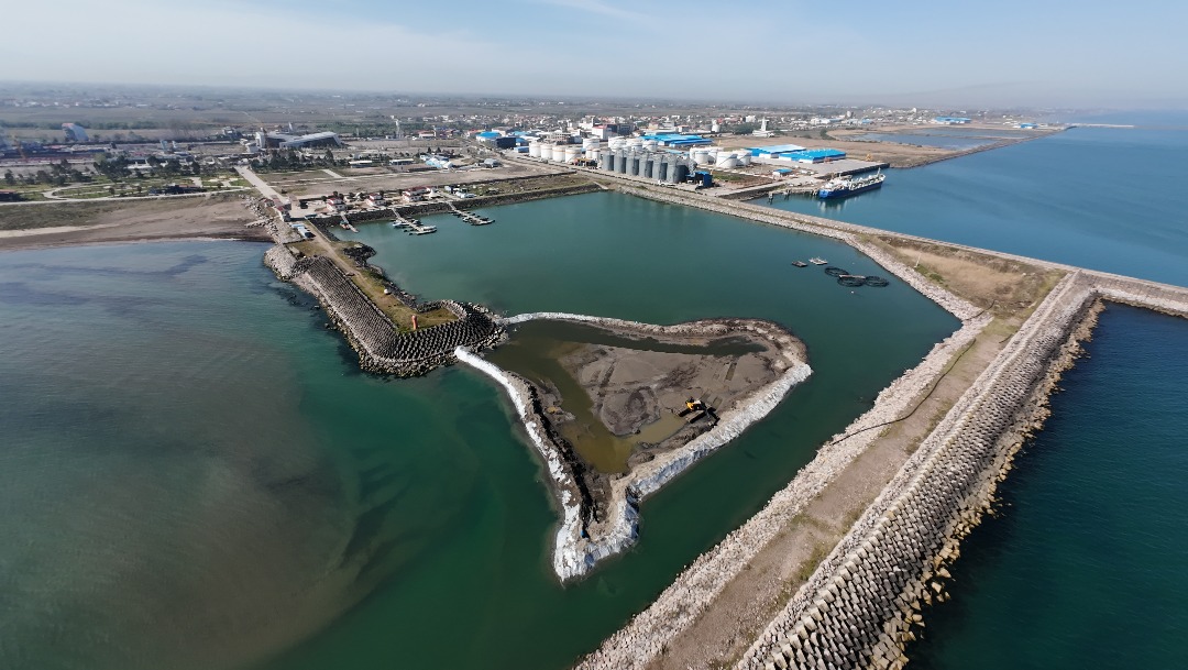 آغاز عملیات لایروبی اسکله مارینا منطقه آزاد انزلی آغاز عملیات لایروبی اسکله مارینا منطقه آزاد انزلی