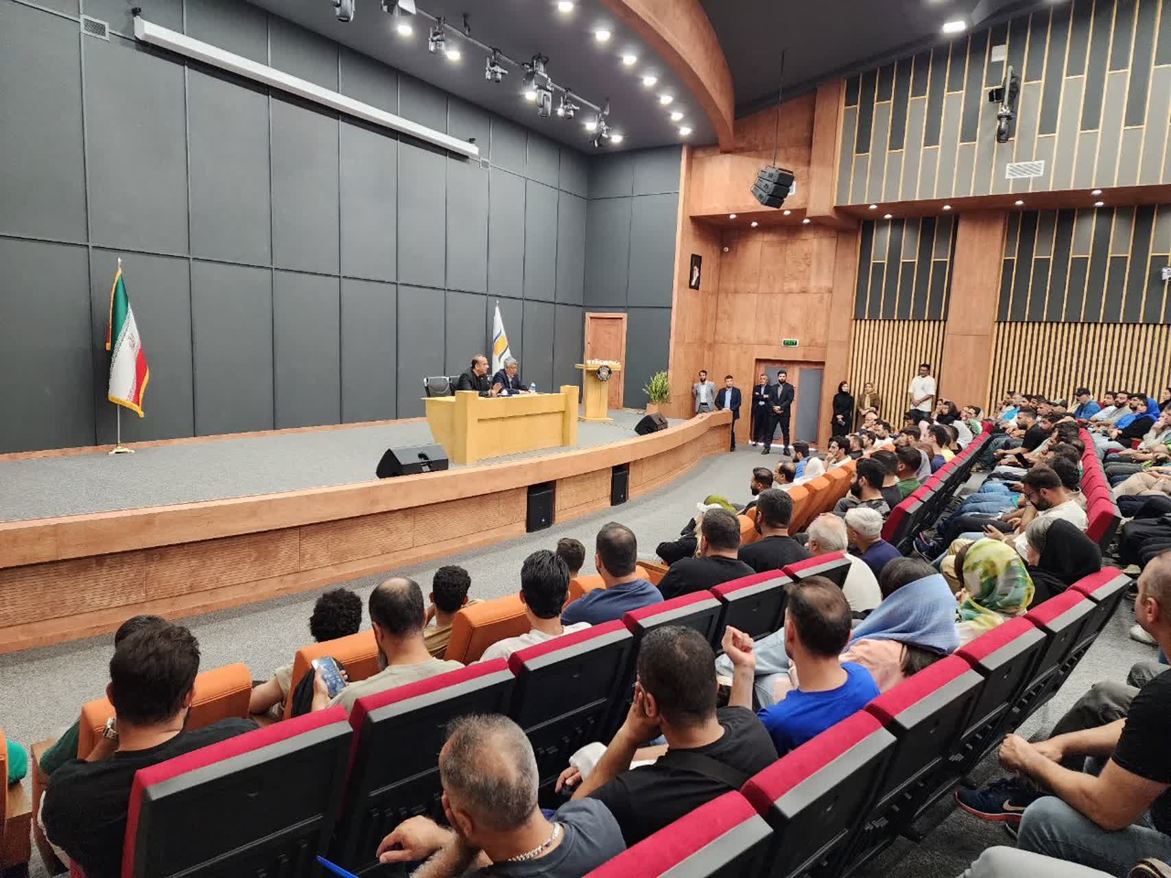 دیدار و گفتگو مدیر عامل منطقه آزاد انزلی با کسبه و تجار ونوس