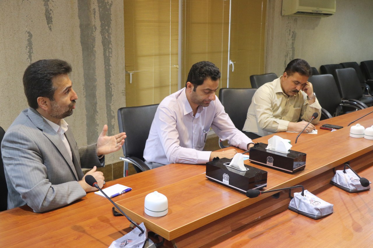 جلسه هماهنگی با مغازه داران حاشیه استخر لاهیجان برای حفظ حریم عابران برگزار شد