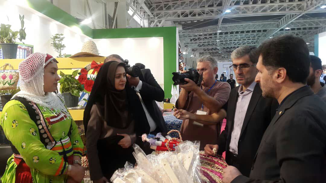بازدیدمدیرعامل صندوق کارآفرینی امید کشور از غرفه گیلان در نمایشگاه توانمندی های روستاییان و عشایر بازدیدمدیرعامل صندوق کارآفرینی امید کشور از غرفه گیلان در نمایشگاه توانمندی های روستاییان و عشایر