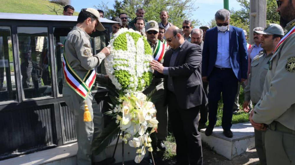 ادای احترام مدیر کل و محیط بانان حفاظت محیط زیست گیلان به مقام شهید ناصر پیروی ادای احترام مدیر کل و محیط بانان حفاظت محیط زیست گیلان به مقام شهید ناصر پیروی